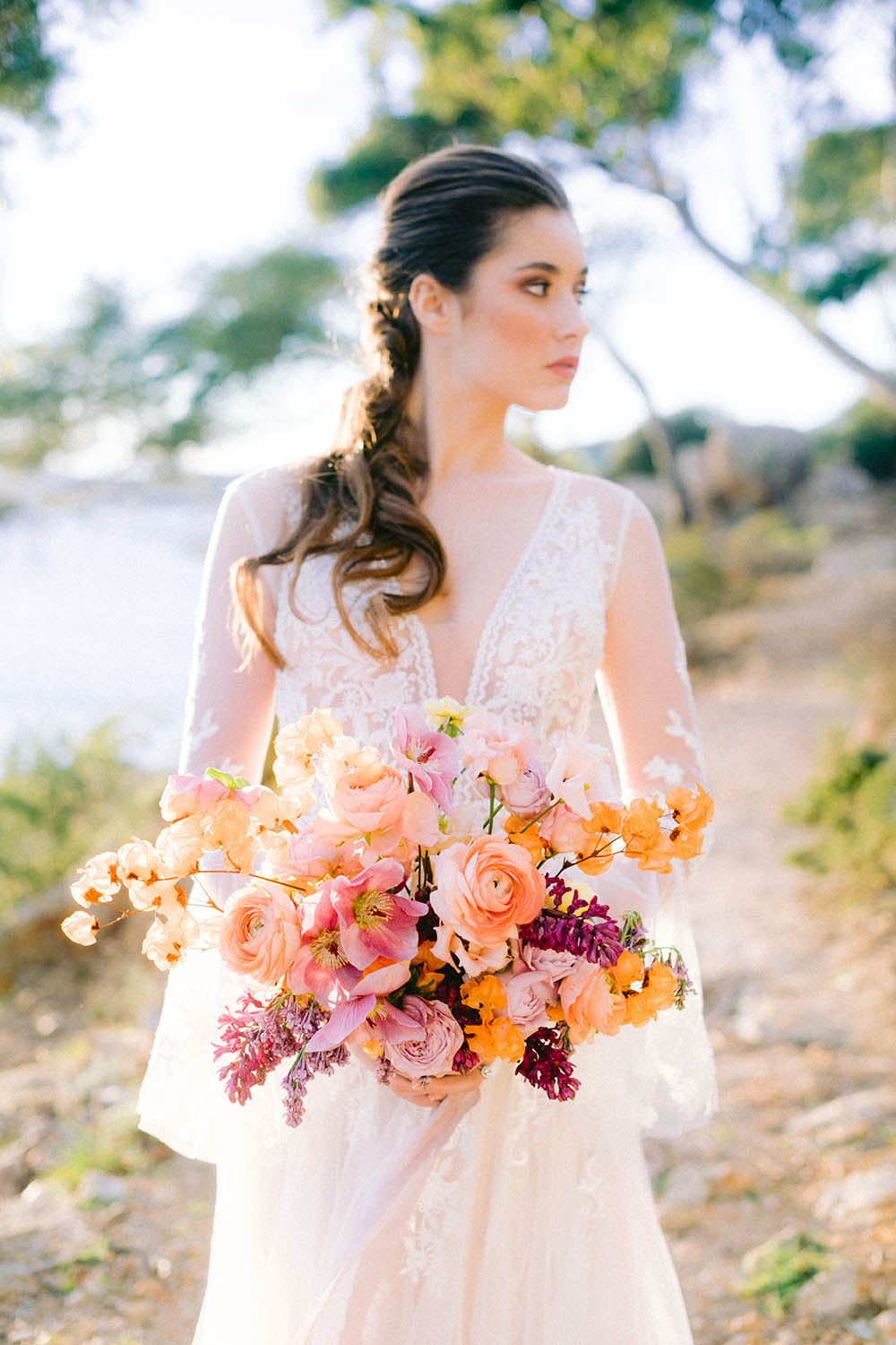 la mariée tient un bouquet de fleur sur la plage